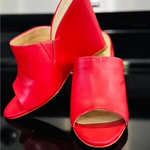 SCHUTZ Vibrant Red High-Heeled Mules with Open Toe Design🤩